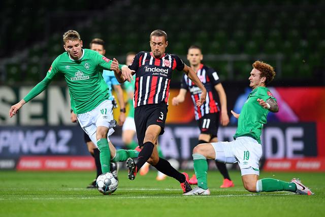 世体：巴萨本轮西甲将穿白色球裤致敬经典